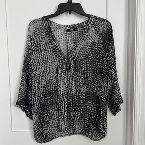 Anna  size L sheer with pleats down the front V-neck abstract pattern in gray.